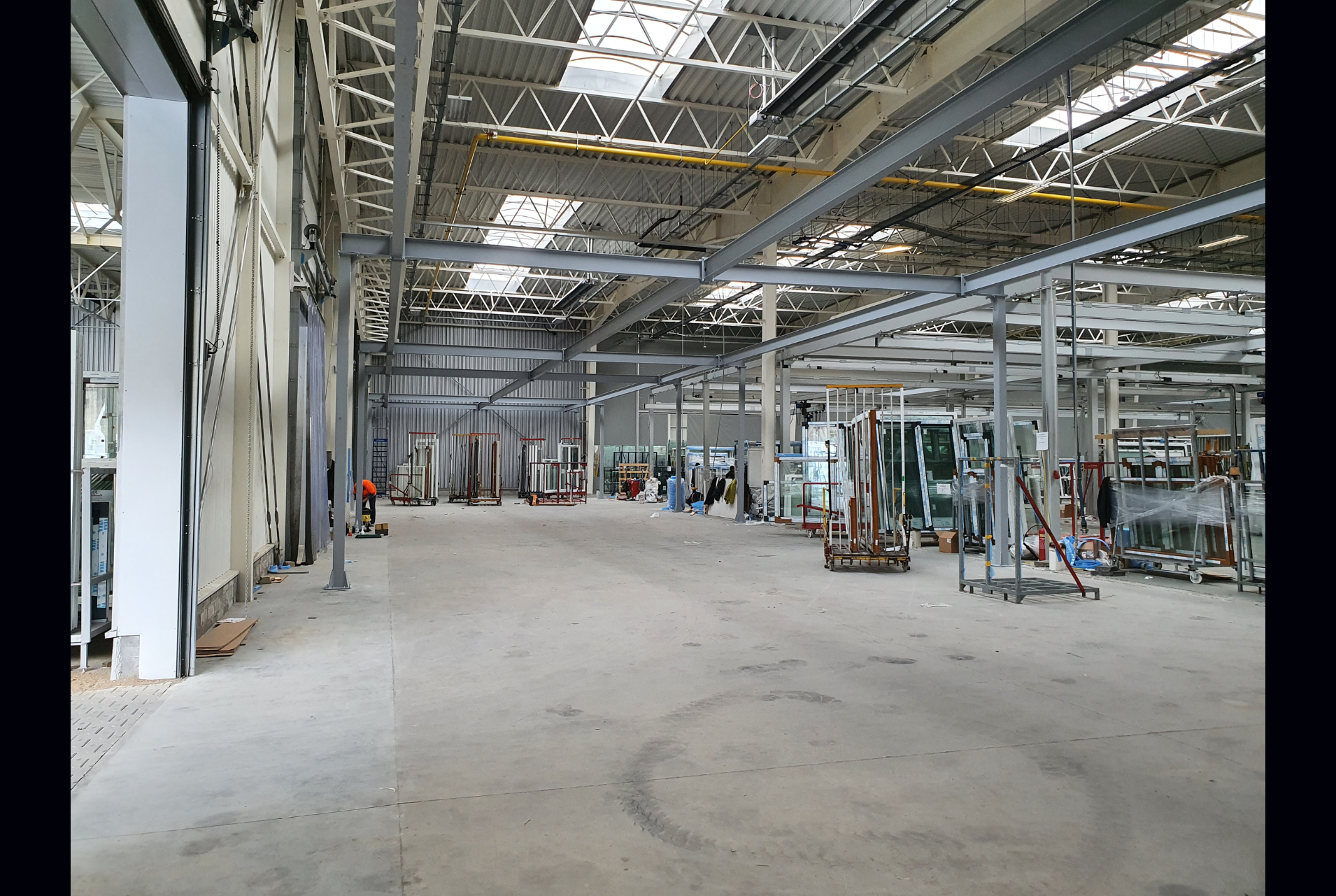 Suwnice aluminiowe czy stalowe – które wybrać w branży okiennej?